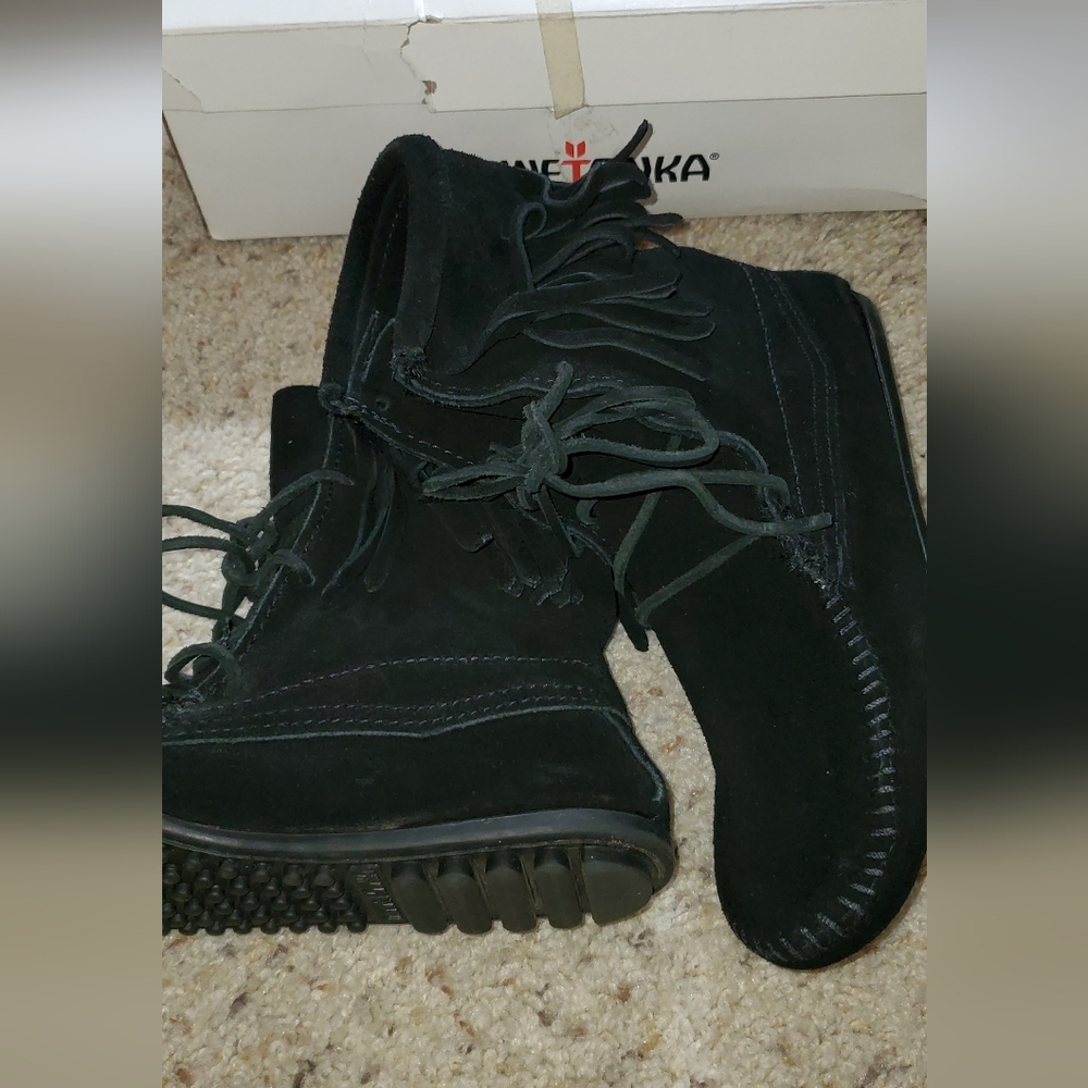 Minnetonka Black Fringe Boot size 6 - Picture 4 of 9